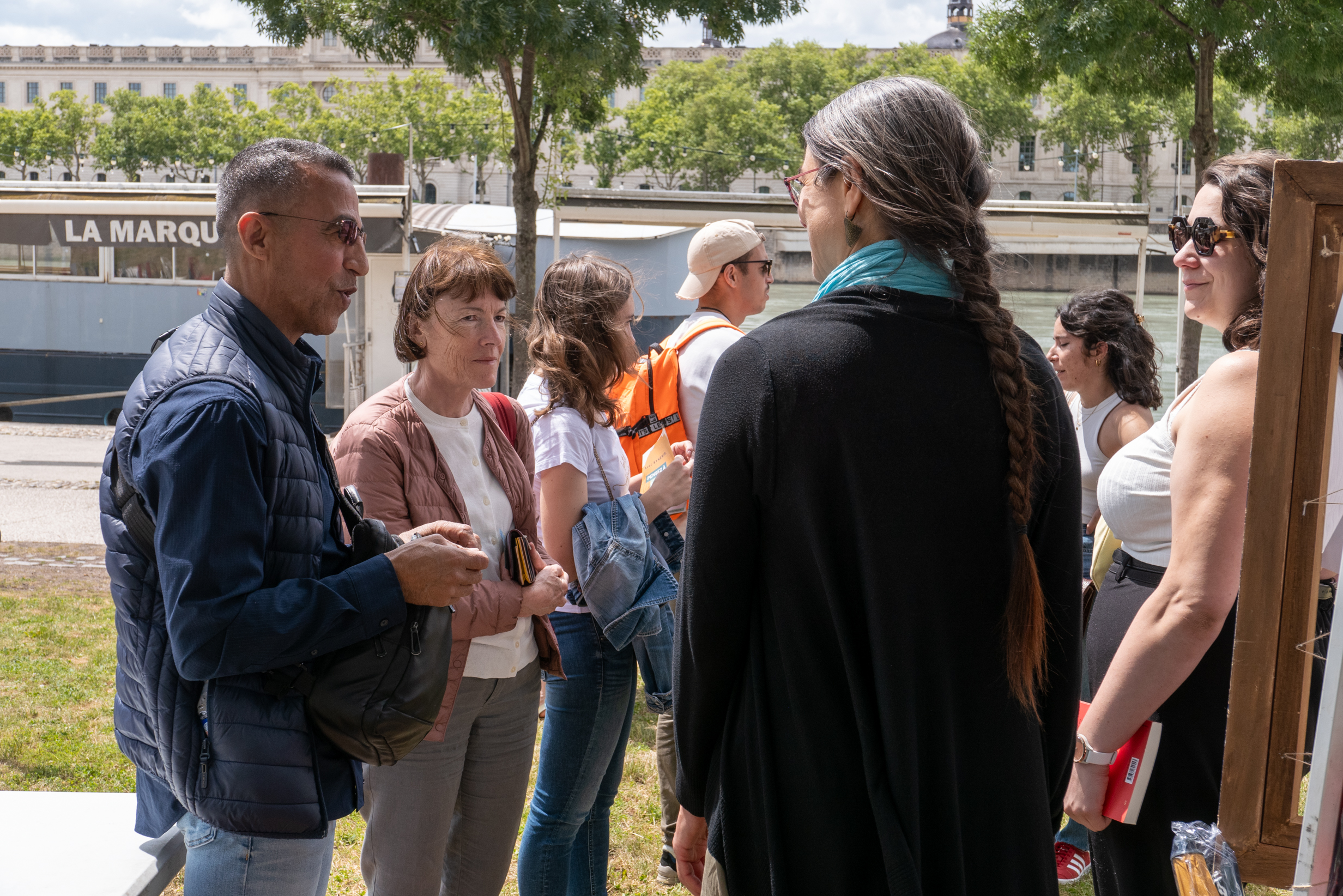 Groupe de personne discutant debout